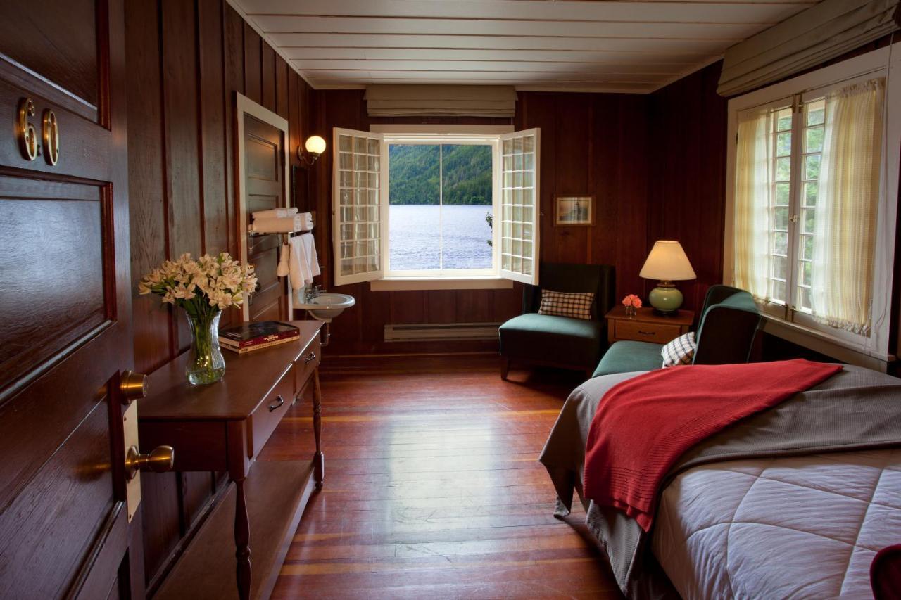 Crescent Lodge